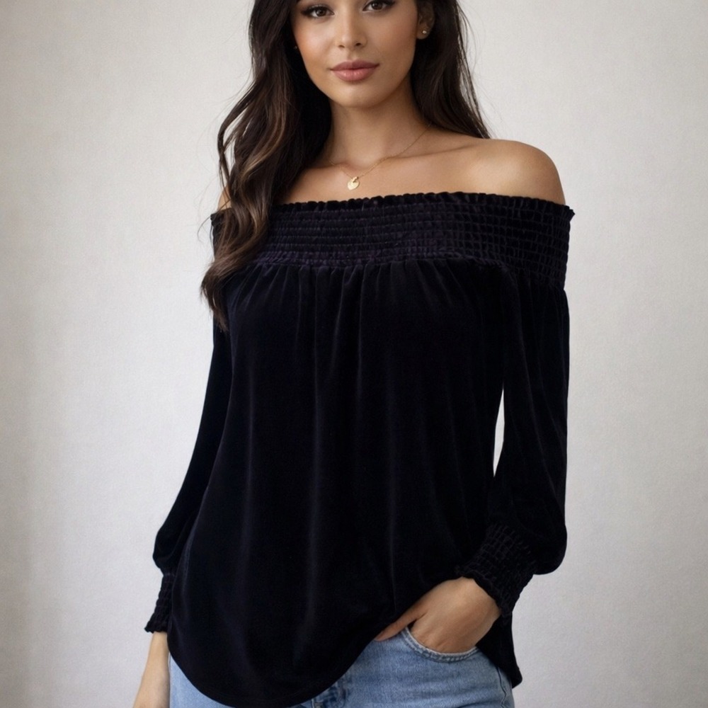 Black Velvet‎ Off The Shoulder Smocked Top With Long Sleeves Size Large